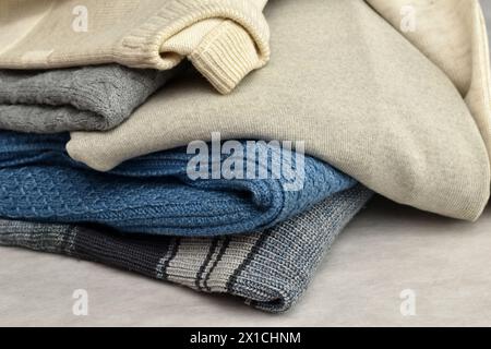 Une montagne de vêtements chauds d'hiver, un pull, un pull, pris en gros plan. Banque D'Images