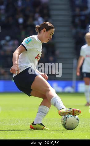 LONDRES, ANGLETERRE - Grace Clinton (prêtée par Manchester United) de Tottenham Hotspur Women en action lors de la demi-finale de la FA Cup Adobe Women's FA Cup socc Banque D'Images