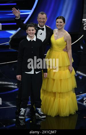 Sanremo, Italie. 02 février 2022. Sanremo, 72e Festival de la chanson italienne. - 1er soir - Amadeus, Giovanna Civitillo et leur fils Josè crédit : Agence photo indépendante/Alamy Live News Banque D'Images