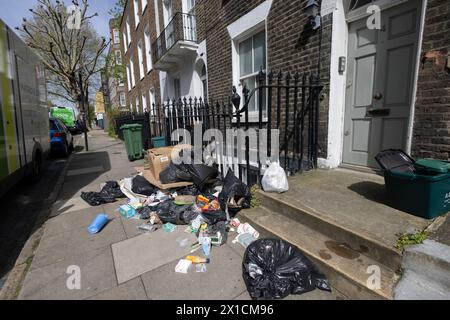 Les résidents jettent leurs déchets ménagers sur le seuil de leur maison mitoyenne Camden, Londres, Angleterre, Royaume-Uni Banque D'Images