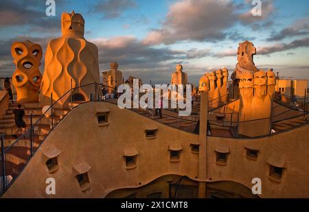 Barcelone : toit de la Pedrera (Casa Milà), conçu par l'architecte Antonio Gaudí Banque D'Images