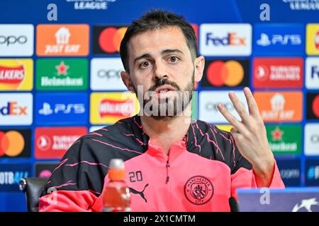 Manchester, Royaume-Uni. 16 avril 2024. Bernardo Silva de Manchester City gestes with 3 Fingers lors de la conférence de presse de la Manchester City Champions League au joie Stadium, Manchester, Royaume-Uni, 16 avril 2024 (photo de Cody Froggatt/News images), le 16/04/2024. (Photo de Cody Froggatt/News images/Sipa USA) crédit : Sipa USA/Alamy Live News Banque D'Images