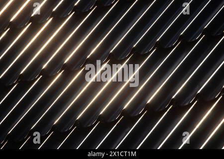 Tuile de toit en métal noir avec motif de forme ondulée et reflets lumineux du soleil, gros plan photo noir et blanc du toit de maison moderne Banque D'Images