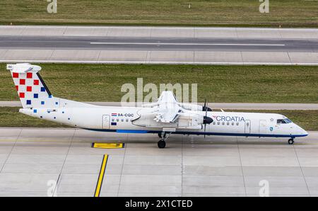 Un Bombardier Dash 8 Q400 de Croatia Airlines jusqu'à la piste de l'aéroport de Zurich. Enregistrement 9A-CQC. (Zürich, Suisse, 24.02.2024) Banque D'Images