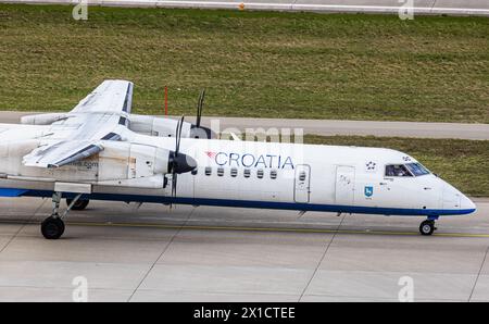 Un Bombardier Dash 8 Q400 de Croatia Airlines jusqu'à la piste de l'aéroport de Zurich. Enregistrement 9A-CQC. (Zürich, Suisse, 24.02.2024) Banque D'Images