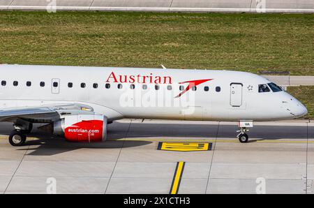 Un Embraer 195LR depuis les taxis Austrian Airlines jusqu'à la piste de l'aéroport de Zurich. Enregistrement OE-LWA. (Zürich, Suisse, 24.02.2024) Banque D'Images