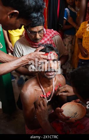 Les dévots de Bainan, un village situé à environ 60 kilomètres de Kolkata, célèbrent le festival de Gajan avec ferveur. Le festival hindou d'une semaine Banque D'Images