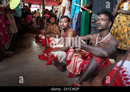 Les dévots de Bainan, un village situé à environ 60 kilomètres de Kolkata, célèbrent le festival de Gajan avec ferveur. Le festival hindou d'une semaine Banque D'Images