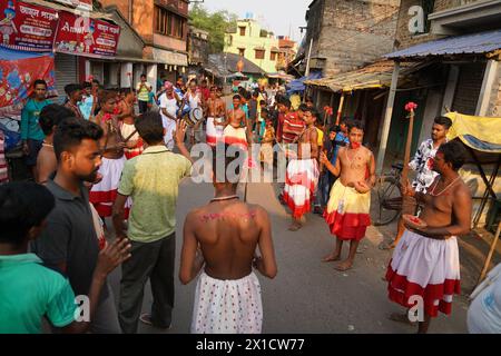 Les dévots de Bainan, un village situé à environ 60 kilomètres de Kolkata, célèbrent le festival de Gajan avec ferveur. Le festival hindou d'une semaine Banque D'Images