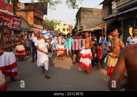 Les dévots de Bainan, un village situé à environ 60 kilomètres de Kolkata, célèbrent le festival de Gajan avec ferveur. Le festival hindou d'une semaine Banque D'Images