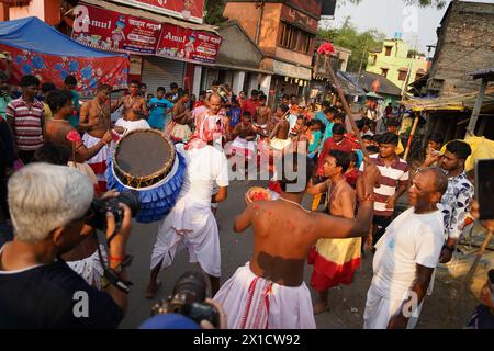 Les dévots de Bainan, un village situé à environ 60 kilomètres de Kolkata, célèbrent le festival de Gajan avec ferveur. Le festival hindou d'une semaine Banque D'Images