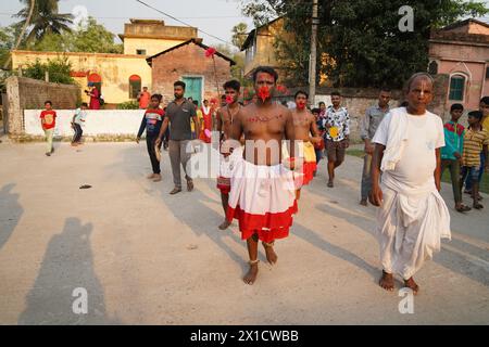 Les dévots de Bainan, un village situé à environ 60 kilomètres de Kolkata, célèbrent le festival de Gajan avec ferveur. Le festival hindou d'une semaine Banque D'Images