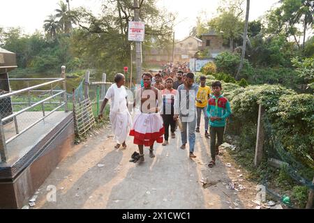 Les dévots de Bainan, un village situé à environ 60 kilomètres de Kolkata, célèbrent le festival de Gajan avec ferveur. Le festival hindou d'une semaine Banque D'Images