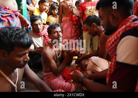 Les dévots de Bainan, un village situé à environ 60 kilomètres de Kolkata, célèbrent le festival de Gajan avec ferveur. Le festival hindou d'une semaine Banque D'Images
