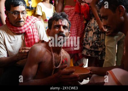 Les dévots de Bainan, un village situé à environ 60 kilomètres de Kolkata, célèbrent le festival de Gajan avec ferveur. Le festival hindou d'une semaine Banque D'Images