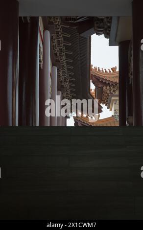 Bangkok, Thaïlande - 11 avril 2024 - vue extérieure en perspective du toit de Gable et dalle de tuiles colorées sur le mur du temple au temple Fo Guang Shan Thaihua. S Banque D'Images