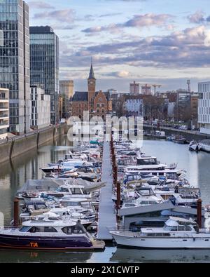 Bateaux amarrés à Cologne un jour de printemps Banque D'Images