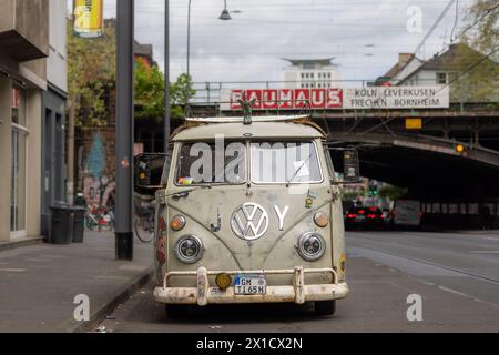 Ticket de parking sur un pare-brise d'une vieille voiture minutée à Cologne Banque D'Images