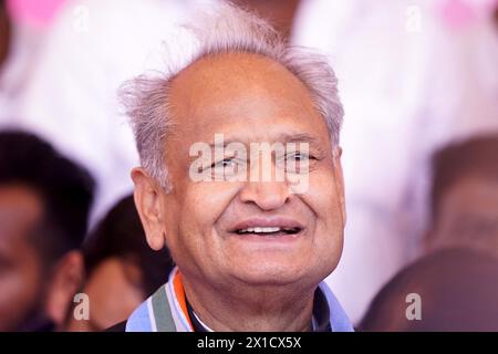 Inde. 16 avril 2024. L'ancien ministre en chef du Rajasthan, Ashok Gehlot, participe au rassemblement de campagne électorale en soutien au candidat du parti Ramchandra Choudhary à Ajmer, Rajasthan, en Inde, le 16 avril 2024, avant les élections nationales du pays. Photo de ABACAPRESS.COM crédit : Abaca Press/Alamy Live News Banque D'Images