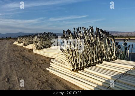 Gicleurs d'irrigation avec têtes de gicleurs en attente de plantation de grandes cultures, comté de Riverside, Californie. Banque D'Images