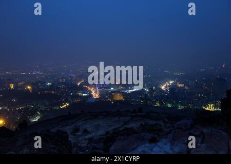 Pollution atmosphérique et suspension de particules à Téhéran, capitale de l'Iran. Cela est dû aux conditions d'inversion en saison froide. Banque D'Images