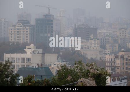 Pollution atmosphérique et suspension de particules à Téhéran, capitale de l'Iran. Cela est dû aux conditions d'inversion en saison froide. Banque D'Images