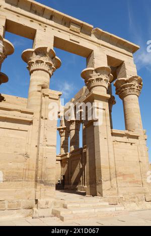 Kiosque de Trajan, complexe du temple de Philae, île d'Agilkia, réservoir du barrage d'Assouan. Lieu de sépulture d'Osiris. Égypte Banque D'Images