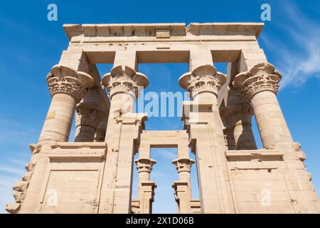 Kiosque de Trajan, complexe du temple de Philae, île d'Agilkia, réservoir du barrage d'Assouan. Lieu de sépulture d'Osiris. Égypte Banque D'Images