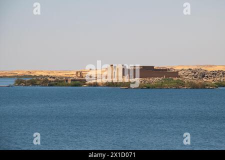 Temple Kalabsha sur les rives du lac Nasser, depuis le haut barrage d'Assouan. Égypte Banque D'Images