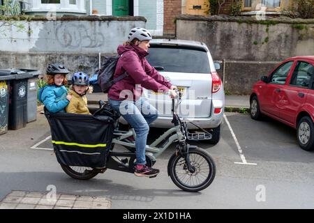 Autour de St Werburgh une banlieue de Bristol UK Family sur un vélo Banque D'Images