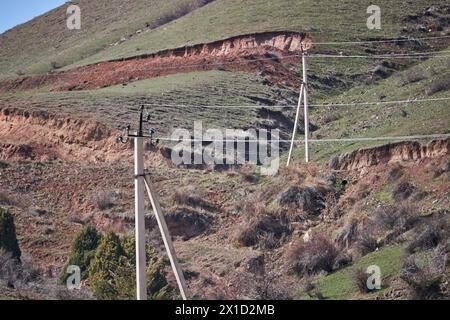 Deux piliers en béton, ancienne ligne électrique avec de faibles flux d'énergie à des niveaux de tension domestique bas dans la campagne. transmission électrique, portant électri Banque D'Images