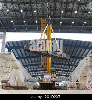 (240416) -- HUAINAN, 16 avril 2024 (Xinhua) -- des membres du personnel manœuvrent une grue pour soulever une dalle de cercueil extérieure de la tombe de Wuwangdun découverte à Huainan, dans la province d'Anhui, dans l'est de la Chine, le 14 avril 2024. La tombe de Wuwangdun excavée dans la province d'Anhui, dans l'est de la Chine, a été confirmée comme la tombe la plus grande et la plus haute de l'ancien État de Chu datant de plus de 2 200 ans, a déclaré mardi l'Administration nationale du patrimoine culturel. L'administration a fait l'annonce lors d'une conférence de presse dans la ville de Huainan, ajoutant que la tombe découverte à Huainan est le plus complexe structurellement de son genre. (S/O Banque D'Images