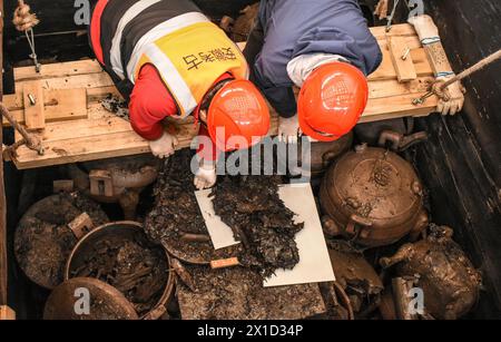 (240416) -- HUAINAN, 16 avril 2024 (Xinhua) -- les archéologues travaillent sur la tombe de Wuwangdun découverte à Huainan, dans la province d'Anhui, dans l'est de la Chine, le 6 avril 2024. La tombe de Wuwangdun excavée dans la province d'Anhui, dans l'est de la Chine, a été confirmée comme la tombe la plus grande et la plus haute de l'ancien État de Chu datant de plus de 2 200 ans, a déclaré mardi l'Administration nationale du patrimoine culturel. L'administration a fait l'annonce lors d'une conférence de presse dans la ville de Huainan, ajoutant que la tombe découverte à Huainan est le plus complexe structurellement de son genre. (Administration nationale du patrimoine culturel Banque D'Images