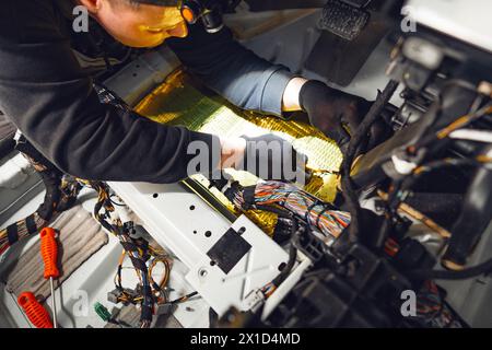 Processus d'installation du matériau d'insonorisation de voiture dans le service de voiture Banque D'Images