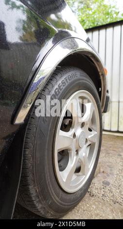 Pneus Bridgestone d'une Toyota Corolla DX noire Banque D'Images