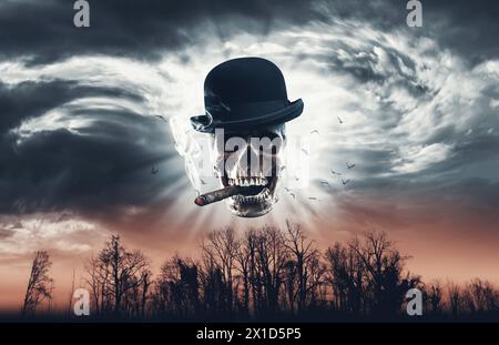 Crâne effrayant avec chapeau meller fumant dans le ciel, Halloween et concept d'horreur Banque D'Images