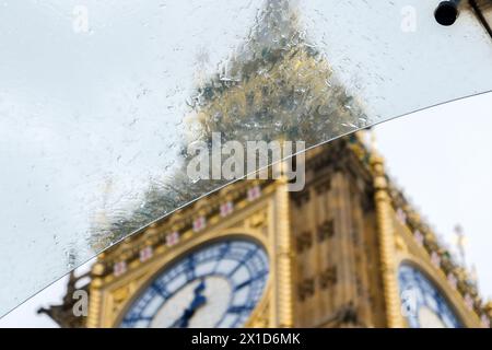 Parliament Square, Londres, Royaume-Uni. 16 avril 2024. Météo Royaume-Uni : averses de pluie à Londres. Credit : Matthew Chattle/Alamy Live News Banque D'Images