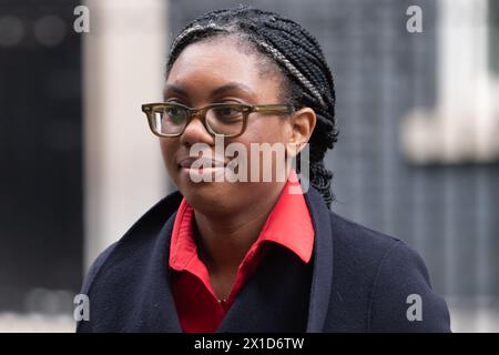 Londres, Royaume-Uni. 16 avril 2024. Kemi Badenoch - Secrétaire d'État aux entreprises et au commerce quitte une réunion du Cabinet à Downing Street. Crédit : Justin Ng/Alamy. Banque D'Images