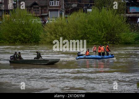 Des sauveteurs de la Force nationale d’intervention en cas de catastrophe (NDRF) et de l’armée indienne ont été vus lors d’une recherche après un bateau transportant des personnes, dont des enfants, chaviré dans la rivière Jhelum, à la périphérie de Srinagar. Un bateau transportant un groupe de personnes a chaviré dans une rivière, noyant six d'entre eux. La plupart des passagers étaient des enfants sur le chemin de l'école, et les sauveteurs sont à la recherche des disparus. Banque D'Images