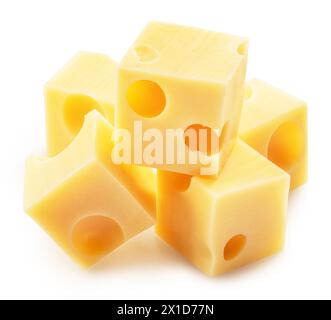 Cubes de fromage Emmental ou Maasdam isolés sur fond blanc. Banque D'Images