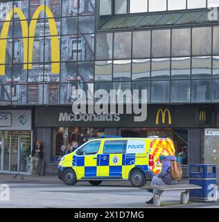 Fourgonnette de police au complexe commercial du centre-ville de Corby, en Angleterre. Banque D'Images