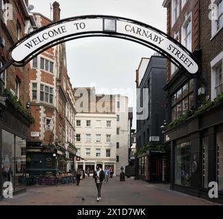 Acheteurs sur Carnaby Street, Soho, Londres, Angleterre. Banque D'Images