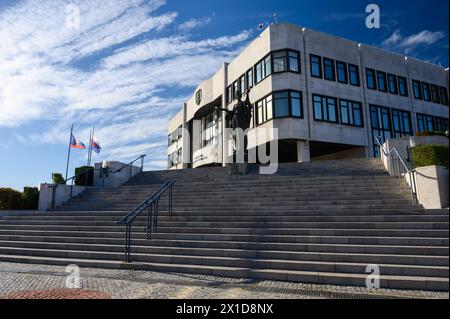 Statue 'Vítanie' [Bienvenue] de Ján Kulich. Le Conseil national de la République slovaque – le parlement national de Slovaquie. Banque D'Images