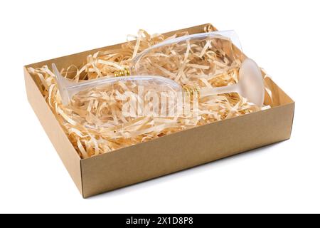 Gobelets en verre emballés dans une boîte en carton isolée sur un fond blanc. Service de livraison, gros plan Banque D'Images