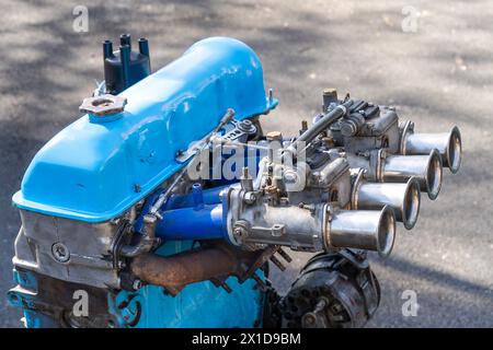 Vieux moteur de voiture hors route démonté peint en bleu Banque D'Images