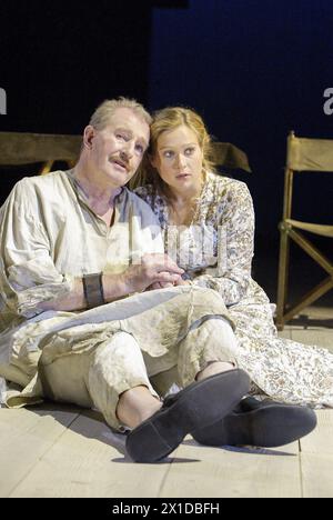 Corin Redgrave (King Lear), Sian Brooke (Cordelia) dans KING LEAR de Shakespeare à la Royal Shakespeare Company (RSC), Royal Shakespeare Theatre, Stratford-upon-Avon, Angleterre 30/06/2004 décor : Tom Piper costumes : Kandis Cook éclairage : Tim Mitchell combats : Malcolm Ranson réalisateur : Bill Alexander Banque D'Images