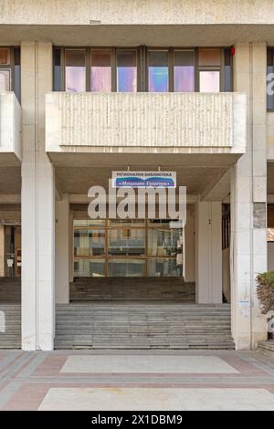 Vidin, Bulgarie - 16 mars 2024 : entrée à la Bibliothèque régionale Georgiev Mihalachi Building sur la place centrale. Banque D'Images