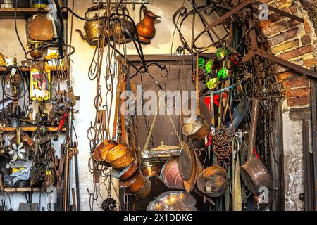 L'intérieur d'un atelier de maître forgeron avec des objets suspendus en fer forgé et cuivre. Guardiagrele, province de Chieti, Abruzzes, Italie, Europe Banque D'Images