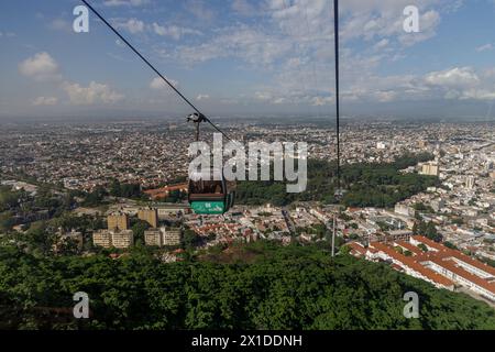 Salta, Argentine - 24 janvier 2024 : vue de la ville de Salta depuis le téléphérique. Banque D'Images