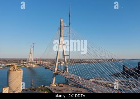 Detroit, Michigan, États-Unis. 15 avril 2024. Construction du pont international Gordie Howe. Le pont reliera Détroit à Windsor, en Ontario, de l'autre côté de la rivière Détroit. Crédit : Jim West/Alamy Live News Banque D'Images